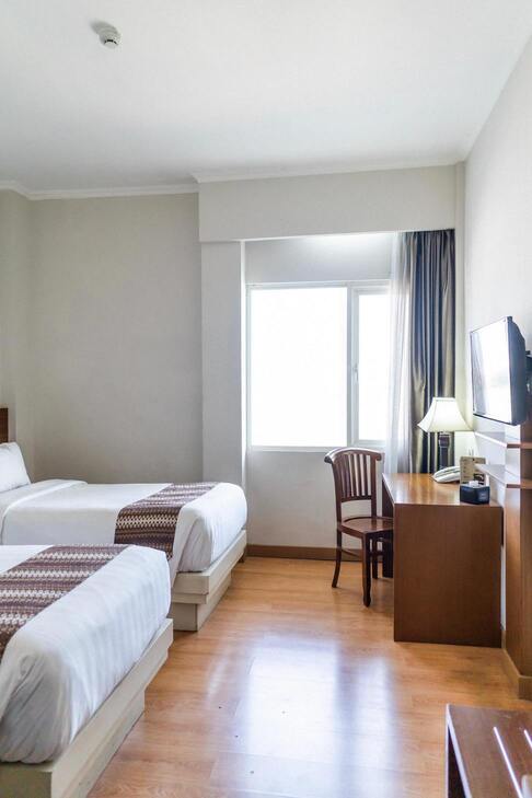 Image de la chambre d'hôtel avec fenêtre lumineuse