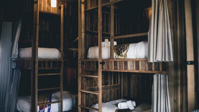 Image d'une auberge avec des lits superposés
